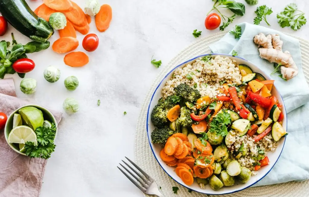 Voedzame en kleurrijke maaltijd, voorbeeld van gezond eten ondersteund door praktijk Gezond & Fit