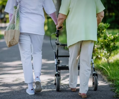 Begeleiding van oudere met rollator – diëtist Bilthoven Patrick Versluis